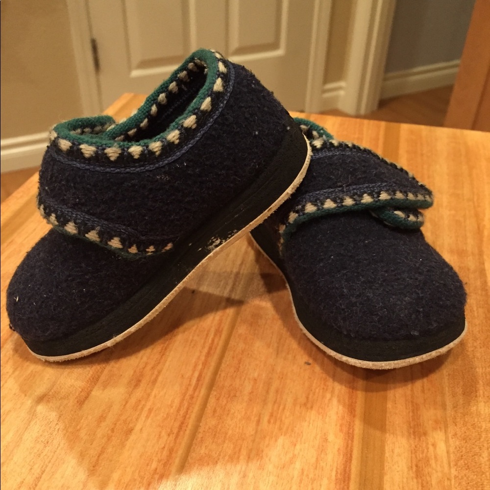 Size 5 FoamTreads “rocket” slippers